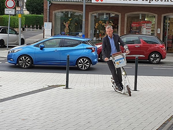 Bürgermeister Horst Krybus bei der ersten Roller-Probefahrt (Foto: Stadtwerke Lohmar)