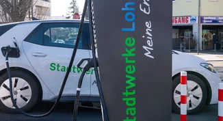 Ladesäule der Stadtwerke Lohmar mit Auto