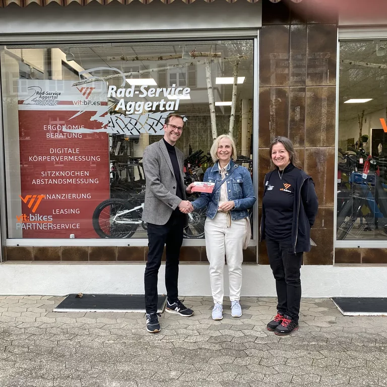 Stadtwerke Lohmar überreichen ersten E-Bike-Gutschein