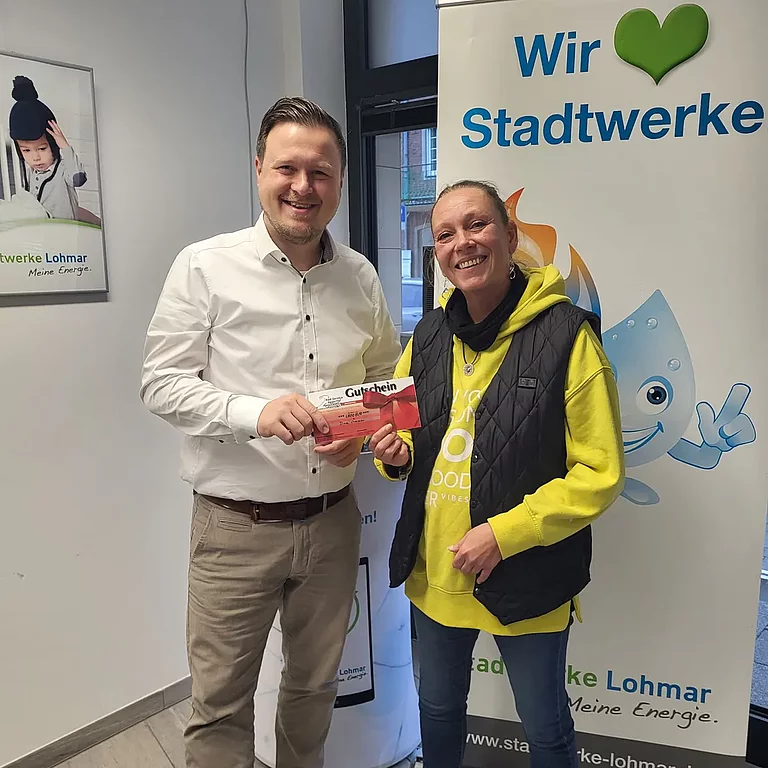 E-Bike-Gutschein an Stadtwerke-Kundin überreicht 